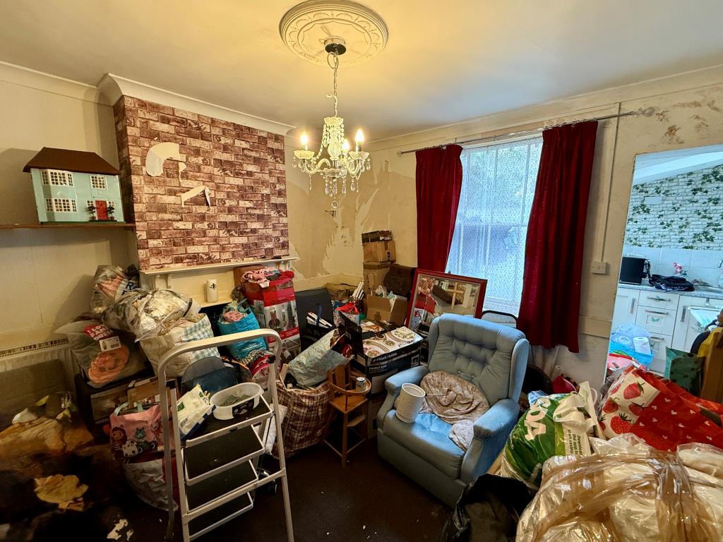 Lot: 119 - HOUSE FOR IMPROVEMENT - Living room